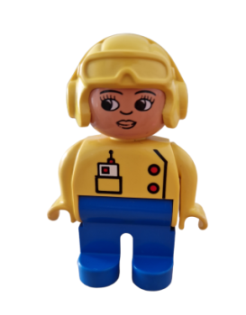 Lego Duplo Figur, weiblich, weiblich, blaue Beine, gelbes Oberteil mit Funkgerät in der Tasche, gelber Pilotenhelm, Wimpern, umgedrehte Nase (4555pb107)