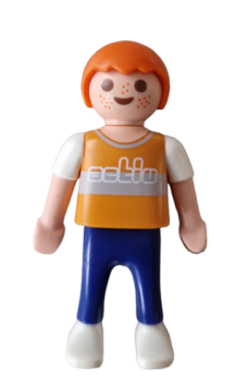 Playmobil Junge  mit orangefarbenen Shirt bedruckt